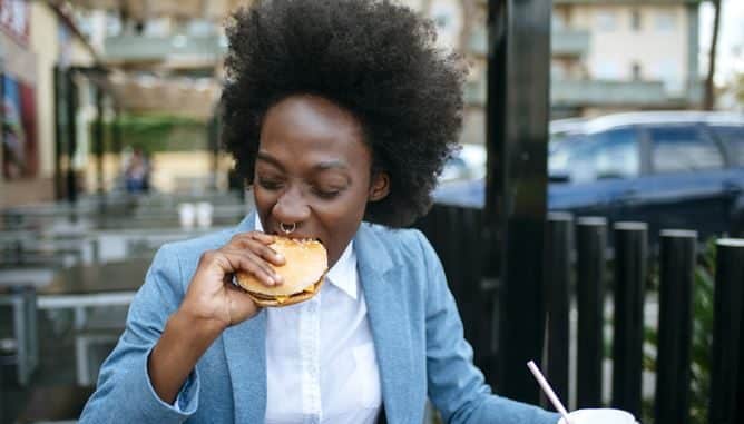 Afro Frau Burger essen