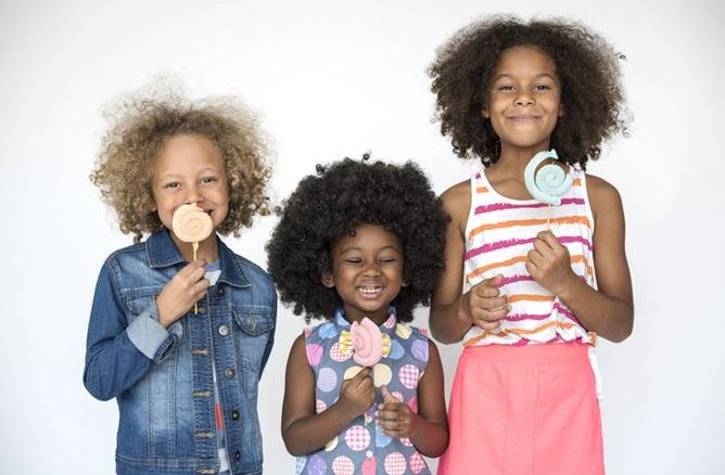 Kopfläuse Afro Haar Kinder
